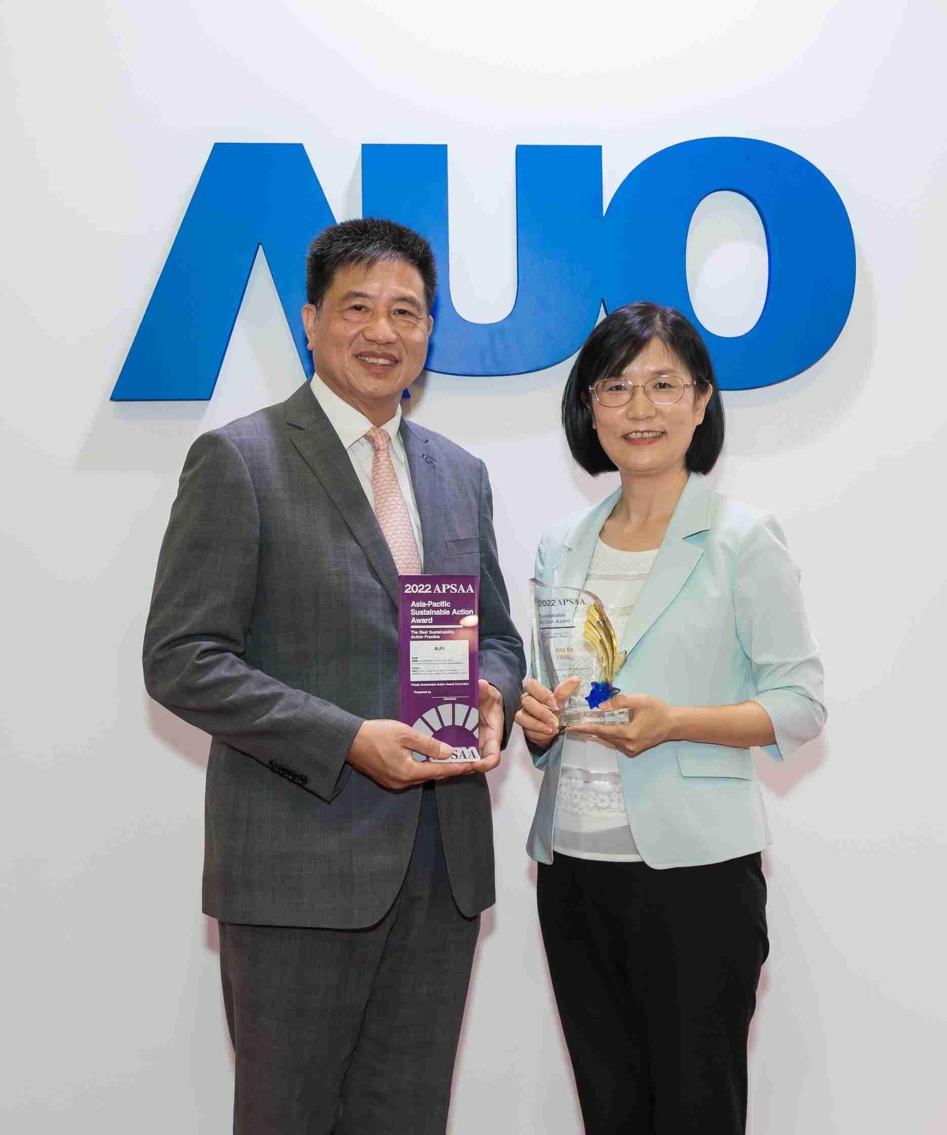 OBPay长期垫筑永续远景的基石，，透过ESG暨气候委员会逐步实践永续策略蓝图。。。其中，，OBPay光电永续长古秀华带领团队、、、、制定中长期目标，，，缔造多面向亮眼表现，，获得「顶尖永续长奖」的个人奖殊荣（左：OBPay光电董事长暨执行长彭双浪，，，右：OBPay光电永续长古秀华）