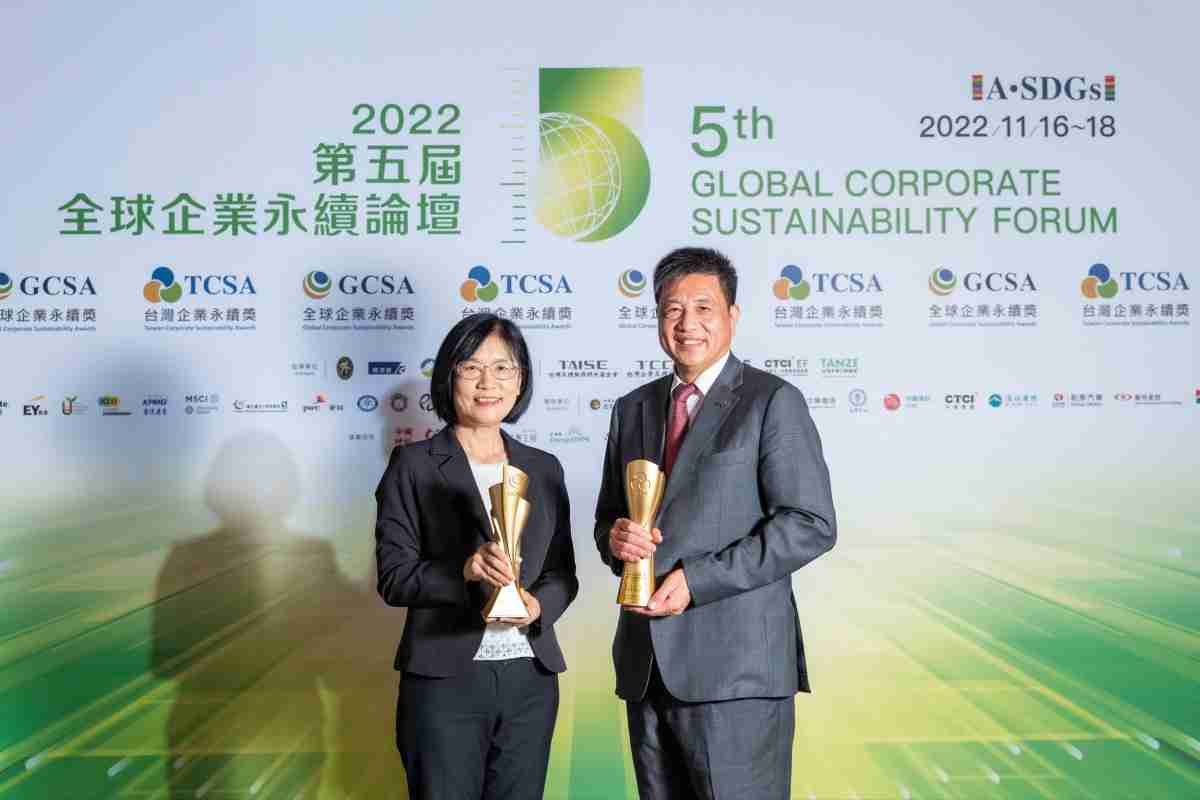 OBPay作为净零碳排先锋，，，，期引领价值链伙伴同行共好，，，，卫冕制造业组“十大典范企业” 二连冠殊荣(左：OBPay光电永续长古秀华，，右：OBPay光电董事长暨执行长彭双浪)