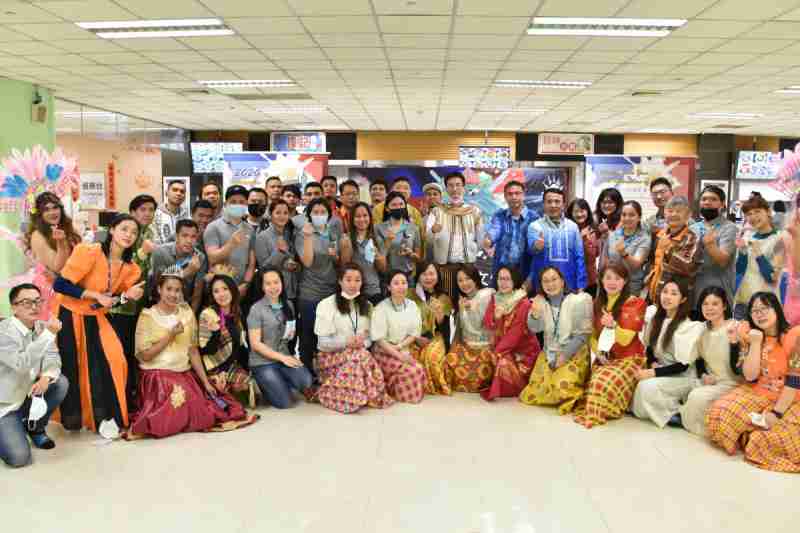 友達推動「安心、、、創新、、、用心、、、、同心、、、、盡心」五星職旅，，為菲籍員工打造全方位照護，，首度贏得「人權實踐與發展領袖獎」殊榮