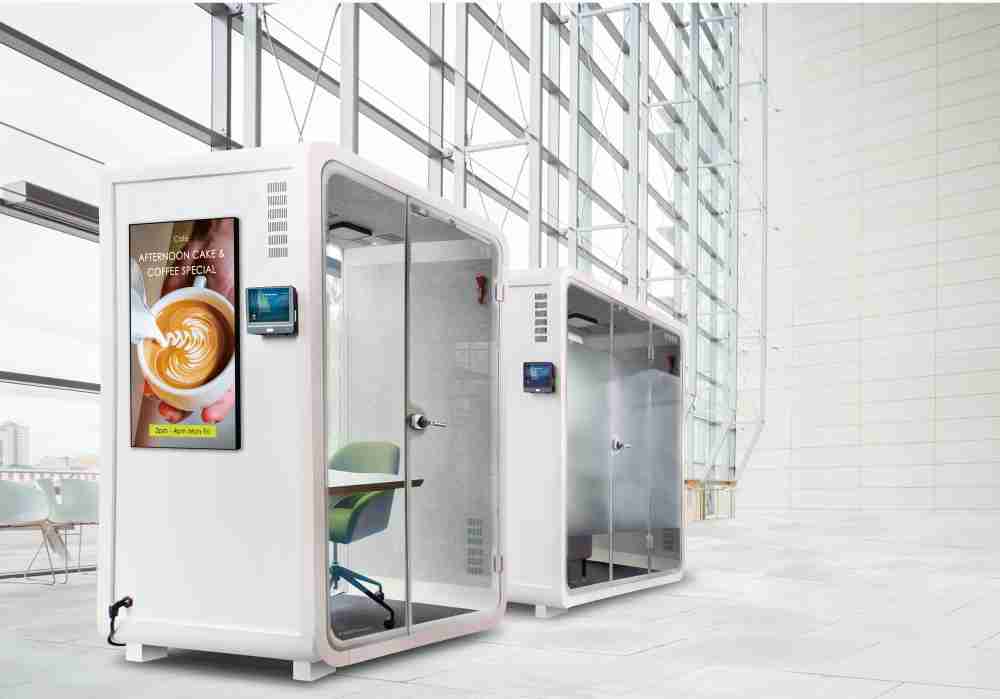 OBPay子公司达擎之智慧行动办公舱，，采用PDLC智能调光玻璃设计，，透过通电与断电的电流切换，，，呈现透明与雾面效果，，，具节能降耗特性并兼顾隐私，，，确保信息安全