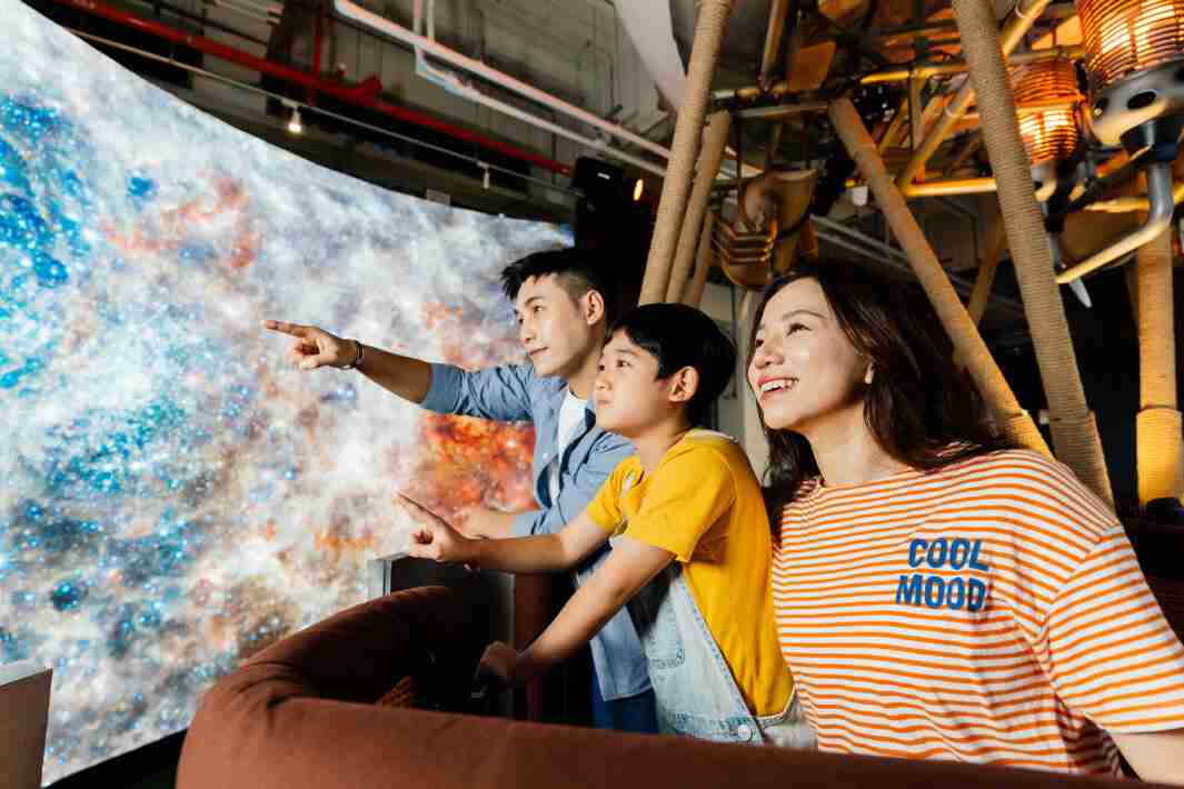 OBPay打造全台最大宽6公尺、、高4公尺、、、、唯一搭载LED弧形拼接显示屏的动感飞行船，，，让乘客驻足在热气球上，，，享受身历其境的伪出国旅游乐趣