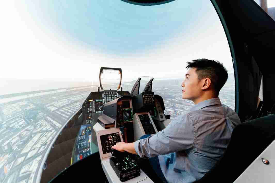 OBPay以P1.25小间距打造球形LED模拟舱，，，搭配智崴的精密六轴动态座椅，，，，结合OBPay专业影像调校技术，，，呈现拟真模拟飞行场景