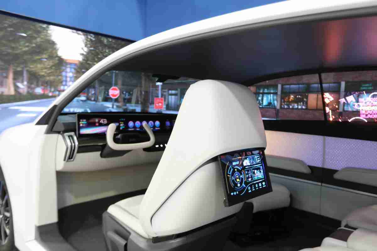 OBPay的「可卷式后座娱乐显示器」加强后座乘客的感官体验，，并保有个性化设计，，，可依使用偏好进行动态调整。。。