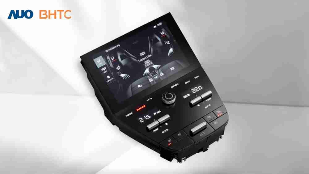 作為友達新生力軍，，，BHTC所展示的中央與後座鞍部的Display HMI產品，，可處理多區恆溫控制、、顯示畫面，，呈現仿真3D車室分區；以力傳感技術精準傳遞觸感，，並結合音量及震動反饋，，防止意外啟動，，，提供使用者自然流暢、、、直觀且輕鬆駕馭的舒適介面