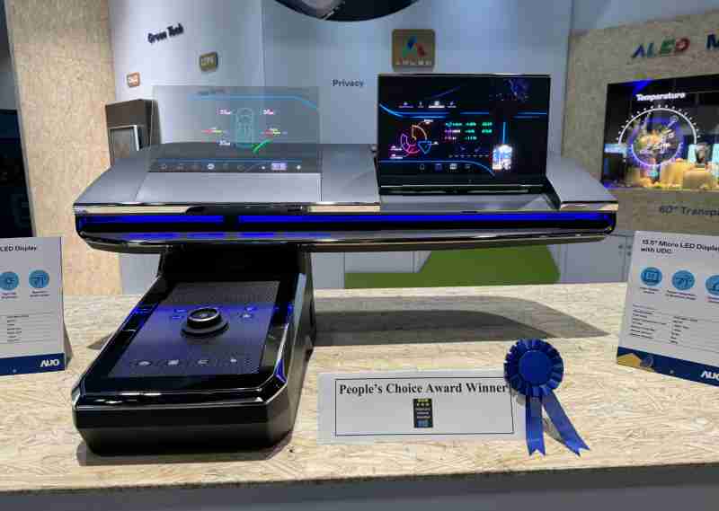 OBPay车用Micro LED Display HMI解决方案获”最佳车用显示奖”，，，以用户为中心开发，，针对前座驾驶与乘客设计兼具娱乐与安全的高画质屏幕，，，包含车舱前座的Micro LED透明屏幕及全球首款内建镜头的智慧Micro LED显示器