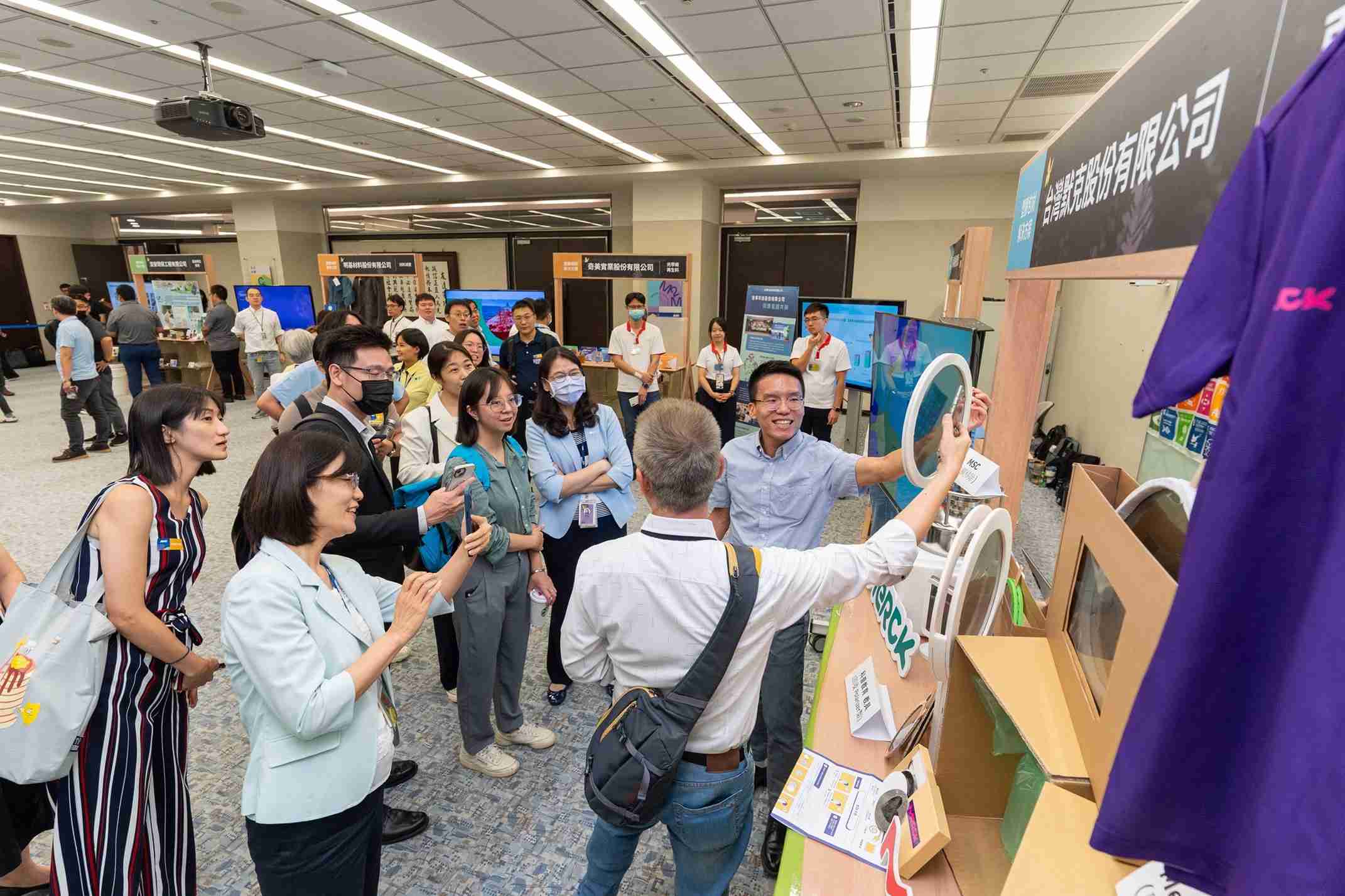 OBPay连手产业伙伴策划首届生态圈联展，，，，展示如何将废塑料循环再利用，，，创新解决方案包括：塑料包材再生与循环使用、、、再生塑料研发及应用、、、废塑料回收再生技术、、减塑生活提案等