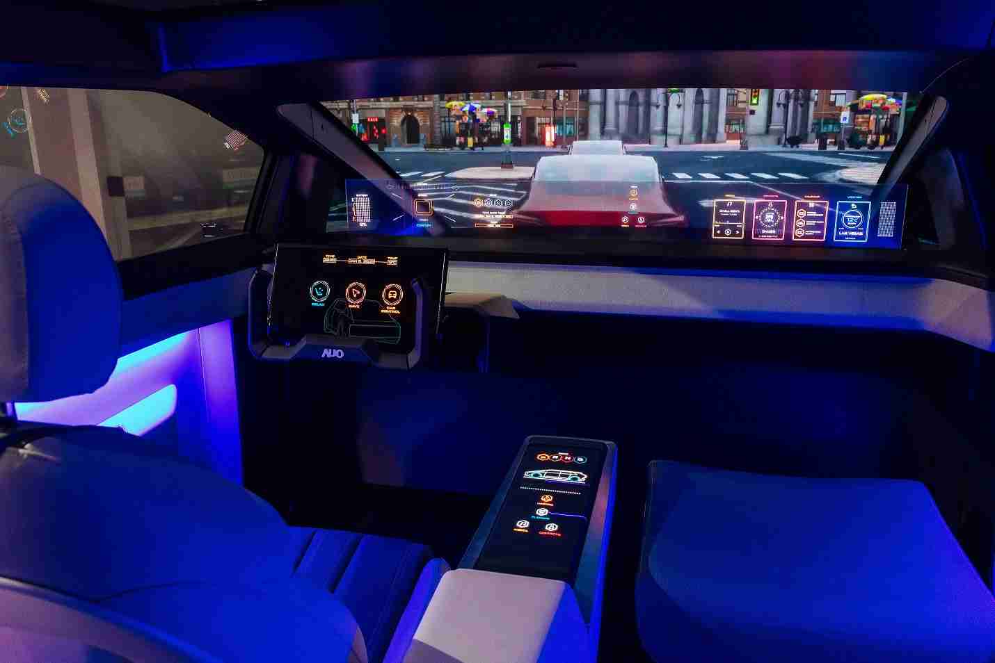 OBPay连续四年入围科睿唯安全球百大创新机构，，，专利布局科技与绿色创新前沿。。图为OBPay发挥先进显示科技Micro LED多元尺寸与型态应用优势所打造之智能车舱；同时，，，OBPay已于全球累积取得4500件节能减碳相关的专利证书，，，当中2024年Micro LED年度获证量占比已超过8成