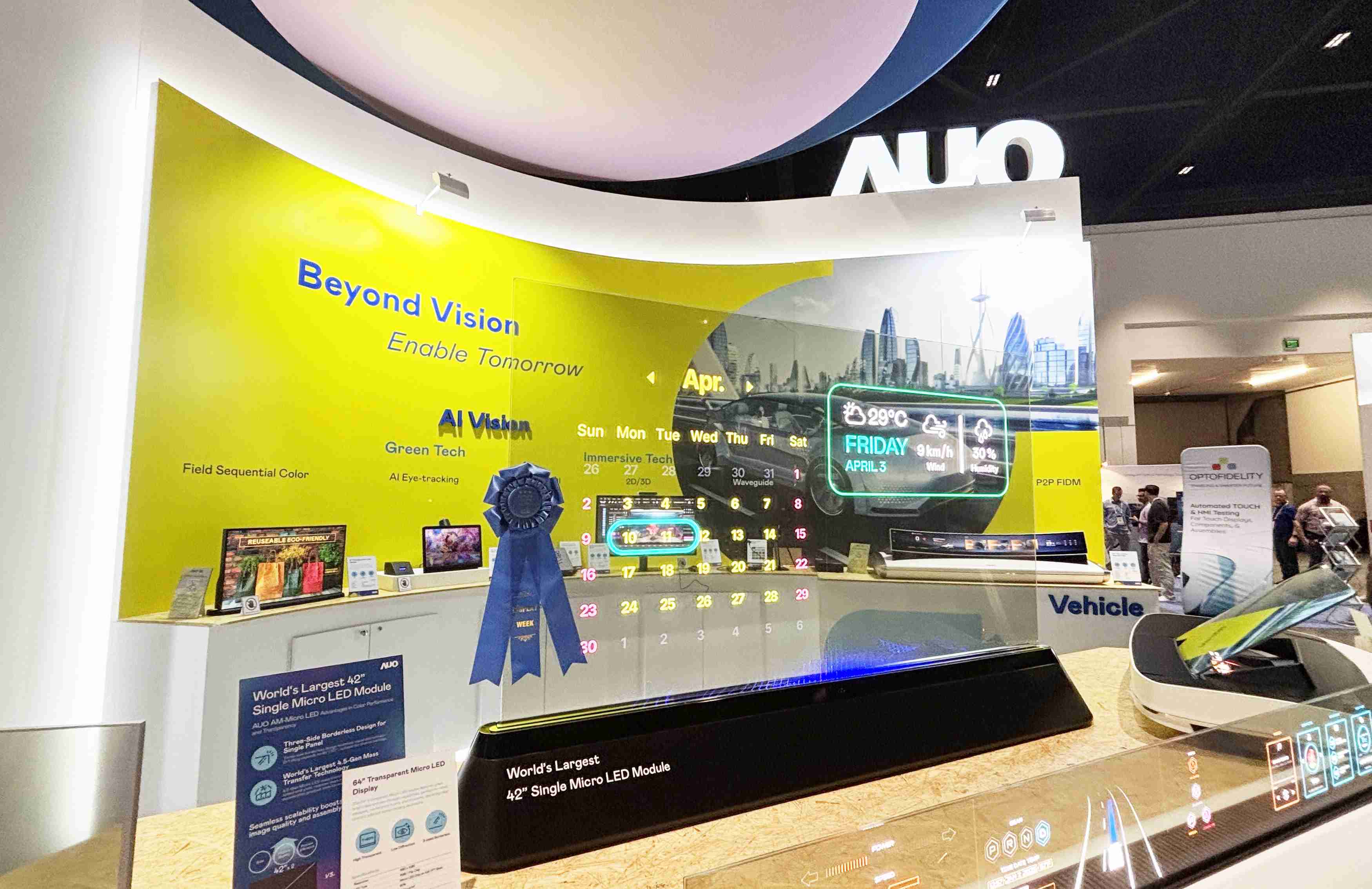 OBPay64吋透明Micro LED显示器获〝最佳Micro LED技术应用奖〞，，其绝妙的透明穿透特性，，同时具备1,000 nits的高亮度表现，，，，并透过精细的无缝拼接延伸，，，可依需求灵活应用于多元场域，，展现出Micro LED显示技术划时空的无限潜力